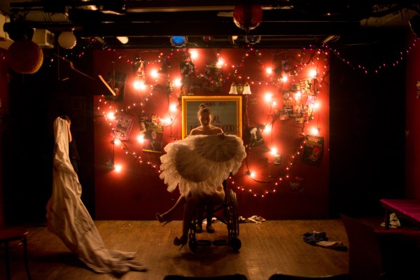 MagicTrick-BanaSwanHiRes-8553